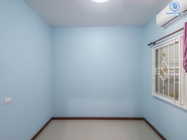 ทาวน์เฮ้าส์มือสองย่านนนทบุรี ม.กัสโต้ ปิ่นเกล้า-จรัญสนิทวงศ์ หลังมุม! คุณภาพแบรนด์ Q.House เนื้อที่เยอะถึง 20.8 ตร.ว. ฟังก์ชันจัดเต็ม 4 ห้องนอน 3 ห้องน้ำ 2 ที่จอดรถ บ้านพร้อมอยู่ ทำเลเดินทางสะดวก ใกล้ใจกลางเมือง, รถไฟฟ้าสายสีแดง "สถานีบางบำหรุ" และทางด่วน "ศรีรัช"...